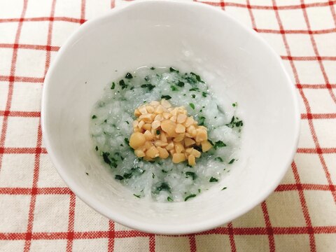 【離乳食後期】5倍粥のひきわり納豆とほうれん草のせ